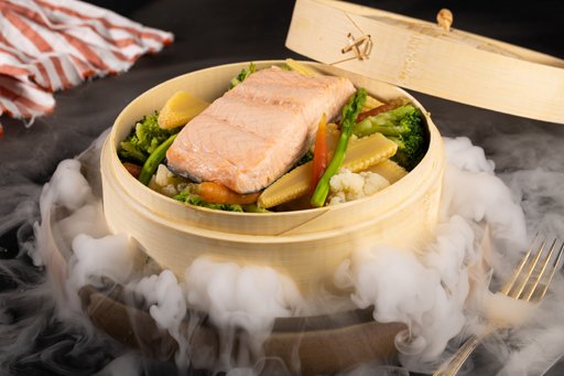 Buharda somon-steamed salmon