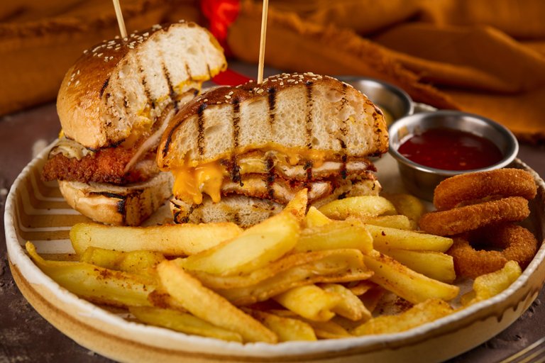 CHICKEN BURGER